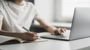 Read more about the article Uzaktan Eğitim Aile Danışmanlığı Avantajları Nelerdir?